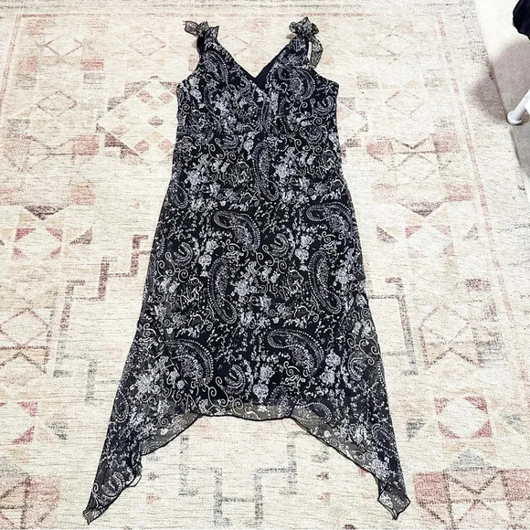 Black & white paisley asymmetrical dress with tie straps size 1X - Picture 9 of 12